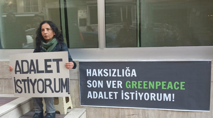 Greenpeace önünde oturma eylemi: 'Yaşanabilir çevre için mücadele ettiğini iddia eden bir kurum işçi haklarını ihlal edemez'