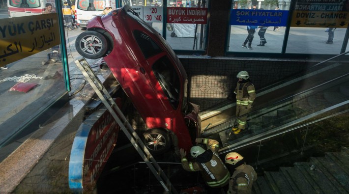 İstanbul'da İETT otobüsüyle çarpışan otomobil yeraltı çarşısının camından aşağı sallandı