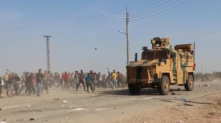 Kobani'de, Türkiye-Rusya ortak devriyesinde zırhlı araçlar taşlandı