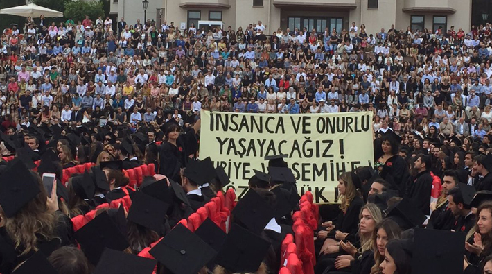 Koç Üniversitesi'nde 'Nuriye ve Semih'e özgürlük' ile 'Katil ABD' pankartlarına soruşturma