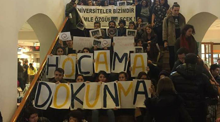 Koç Üniversitesi yönetimi 'Hocama Dokunma' diyen öğrenciler hakkında soruşturma başlattı