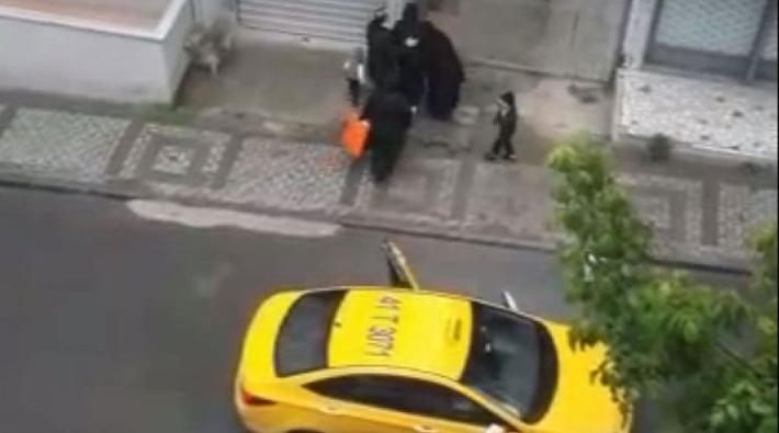 Kocaeli'de taksici doğum yapmak üzere olan kadını 'araba pislenir' diyerek araçtan attı