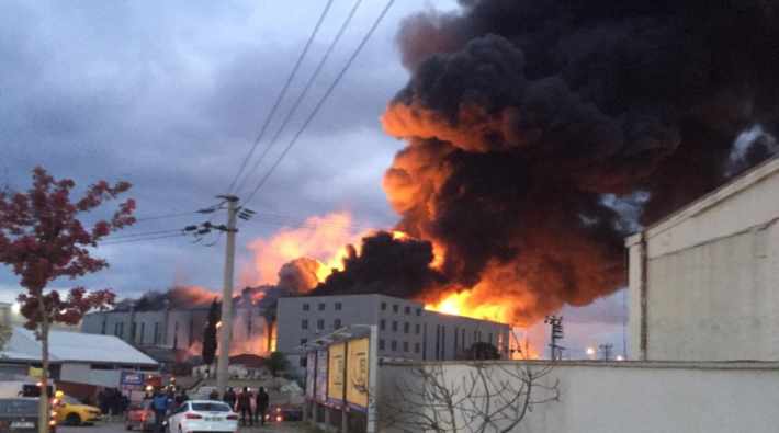 Kocaeli'de sünger fabrikasında yangın