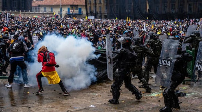 Kolombiya'da hükümet karşıtı eylemlerde hayatını kaybedenlerin sayısı 54'e yükseldi