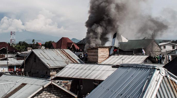 Kongo'da uçak evlerin üzerine düştü: 27 kişi hayatını kaybetti