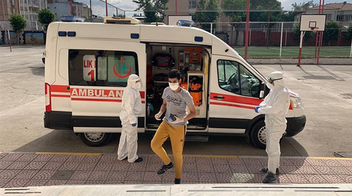 Koronavirüs tedavisi gören öğrenciler, ambulanslarla sınava götürüldü