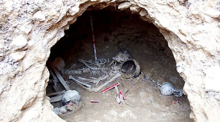 Koronavirüsten ölen kişinin defni sırasında 2 bin 300 yıllık mezar bulundu