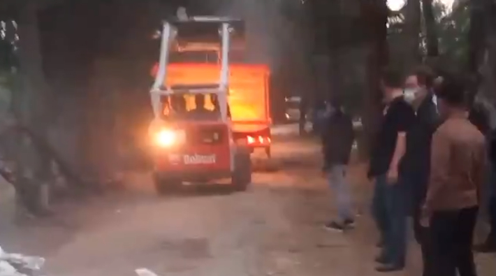 AKP'li Üsküdar Belediyesi, Validebağ Korusu'na iş makineleriyle girdi
