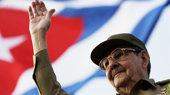 Küba’da bayrak devri