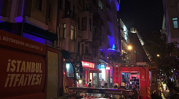 Kumkapı'da otelde yangın: 2 kişi yaşamını yitirdi