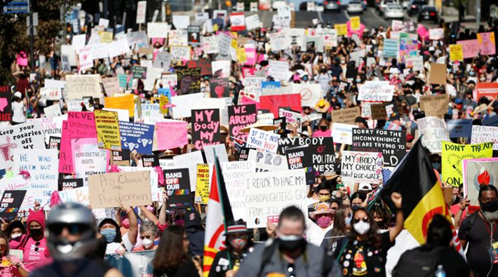 ABD’de binlerce kadın ‘kürtaj hakkı’ için sokaklara döküldü!