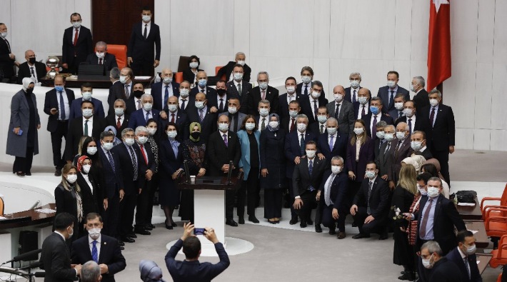 'Kuru ekmek bütçesi'ni Meclis'ten geçiren AKP'lilerden hatıra fotoğrafı!