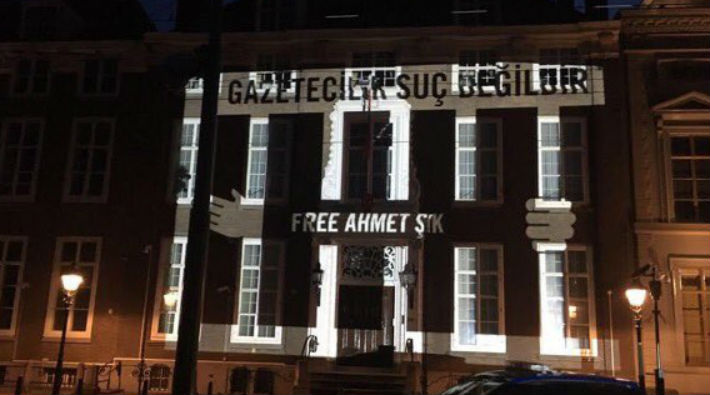 Lahey’deki Türkiye Büyükelçiliği önünde ‘gazetecilik suç değildir’ eylemi
