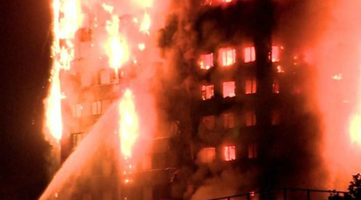 Londra’da 27 katlı bir binada yangın çıktı