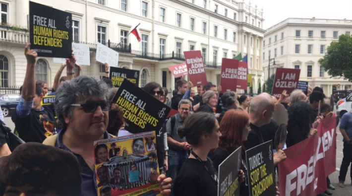 Londra'da Türkiye'de tutuklanan hak savunucularına destek eylemi