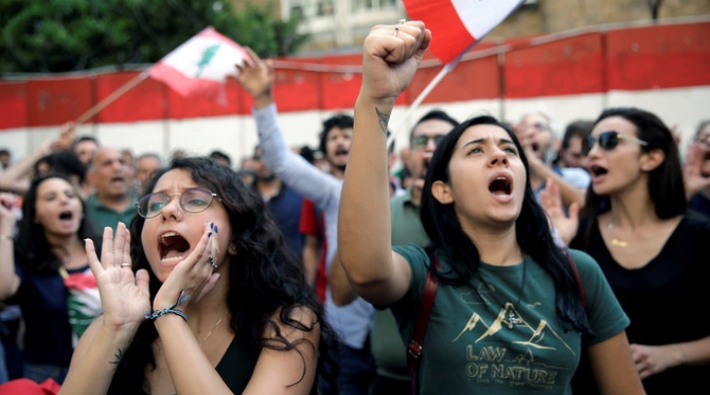 Lübnan'da halk ekonomik kriz ve hayat pahalılığına karşı sokakta