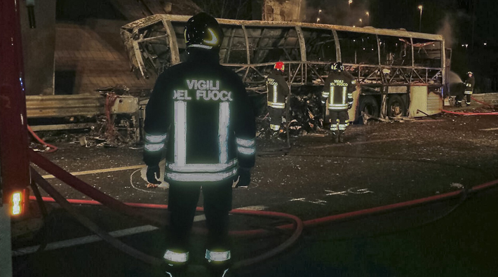 Macar öğrencileri taşıyan otobüs İtalya'da kaza yaptı: 17 ölü