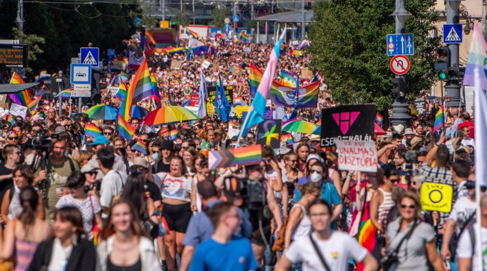 Macaristan'da LGBTİ+ düşmanı yasa tartışmalarına karşı binlerce kişi Onur Yürüyüşü'nde buluştu