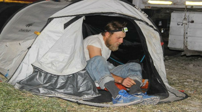 Mahallede çadır kuran turisti polise şikayet ettiler