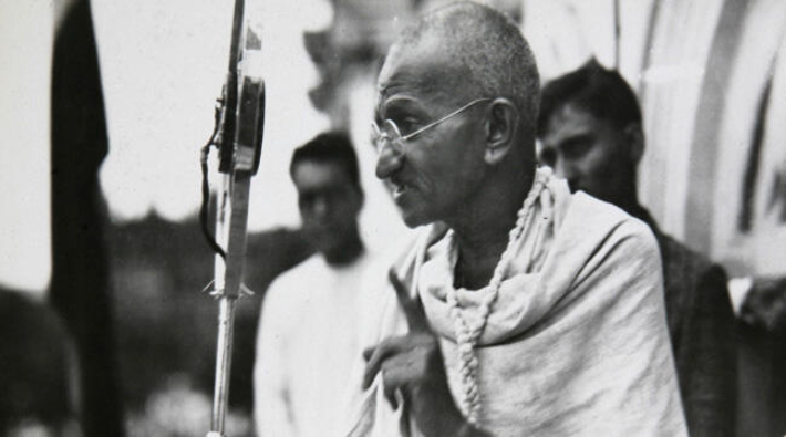 Mahatma Gandhi'nin külleri çalındı