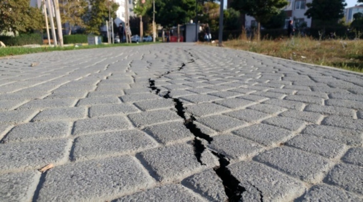 Manisa Valiliği, deprem sonrası hasarı ve yaralıların durumunu açıkladı