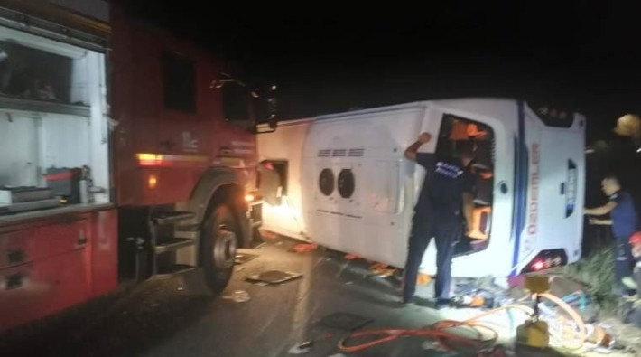Manisa'da işçileri taşıyan midibüs, otomobil ile çarpıştı: 4 ölü, 6 yaralı