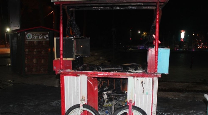 Manisa'da caddeye girmesi yasaklanan seyyar satıcı tezgahını yaktı