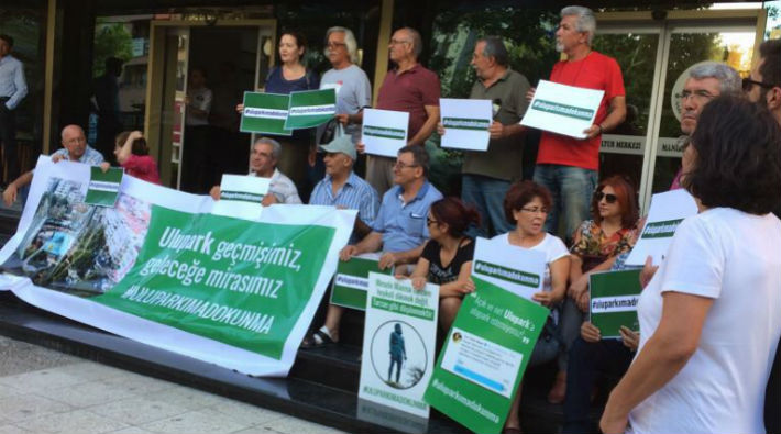 Manisa'da tarihi Ulupark'a otopark yapılmak istenmesi protesto edildi