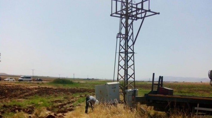 Mardin kırsalında elektrik kesintileri sürüyor: Jandarma korumasında trafoyu söktüler!