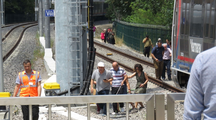 Marmaray yine bozuldu: 2 kişi bayıldı, yolcular raylarda yürüdü