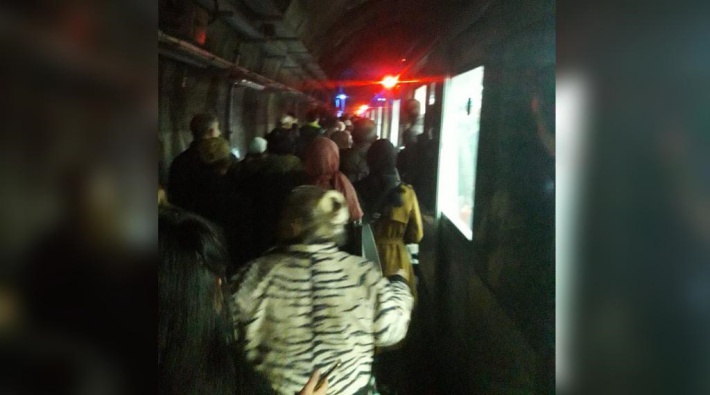 Marmaray yine bozuldu, yolcular yürüyerek çıkışa ulaşmaya çalıştı