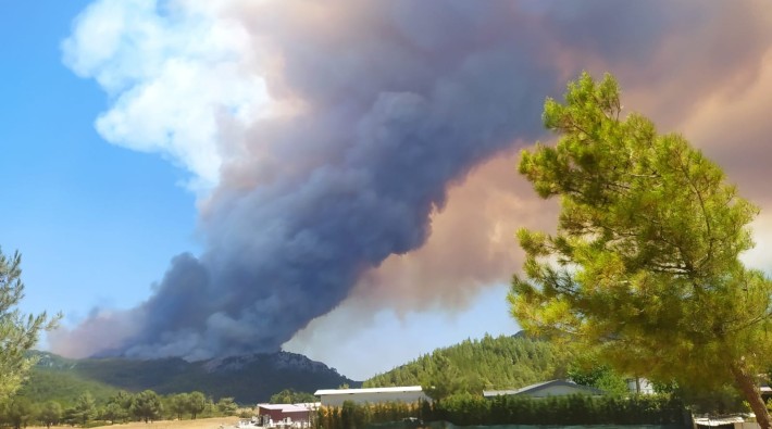 Bir yangın da Marmaris'te: Yerleşim yerlerini tehdit ediyor