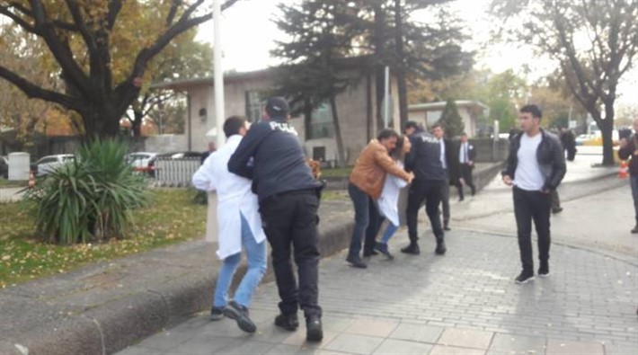 Meclis önünde eylem yapan hekimler gözaltına alındı
