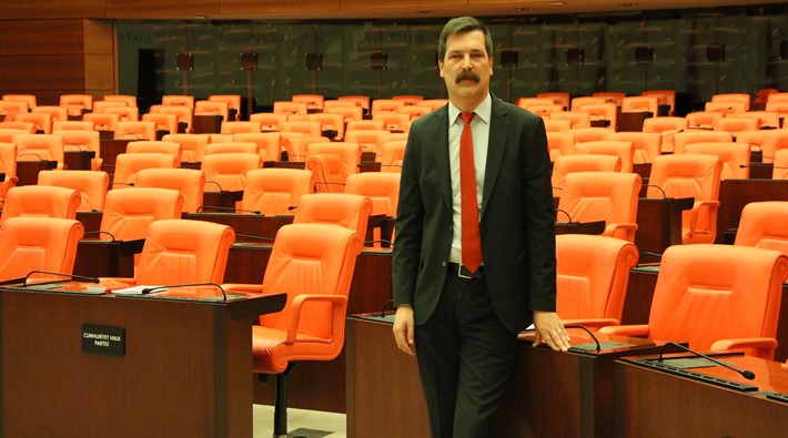 Erkan Baş TBMM'de tek başına: 'AKP'li vekiller tatil yapmayı hak edecek ne yapmışlar?'