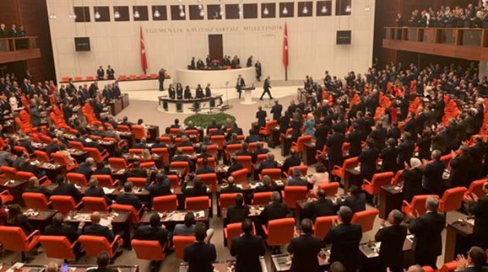 Meclis'te yeni yasama yılı açılışında muhalefet vekilleri Erdoğan'ı ayağa kalkmayarak karşıladı