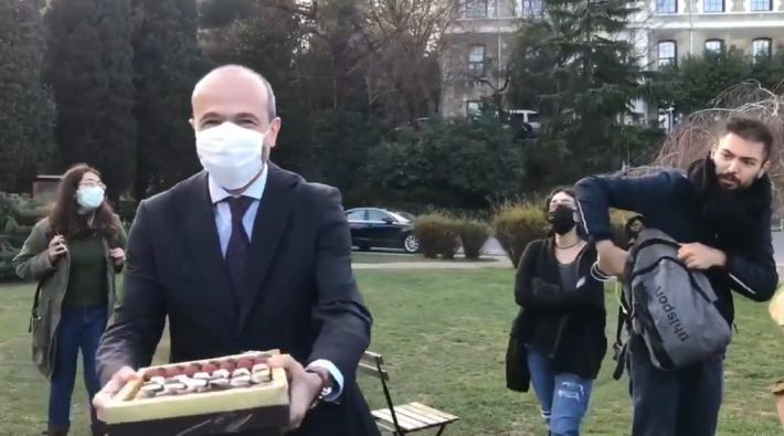 Boğaziçi Üniversitesi'nde bir kişi 'Melih Bulu'nun arkadaşı' vasfıyla öğrencilere çikolata vermeye çalıştı