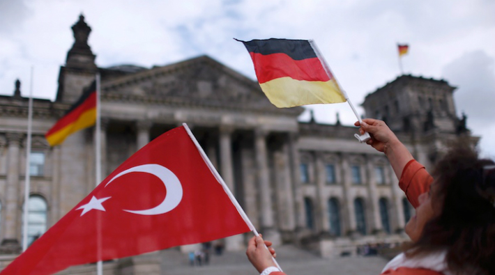 Merkel 'yasaklayabiliriz' demişti: AKP Almanya'daki etkinlikleri iptal etti