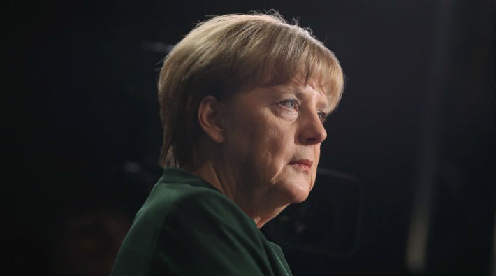 Merkel'e partisinden istifa çağrısı