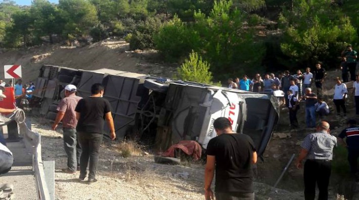 Mersin'de askerleri taşıyan otobüs devrildi: Otobüs şoförü ile beş asker hayatını kaybetti