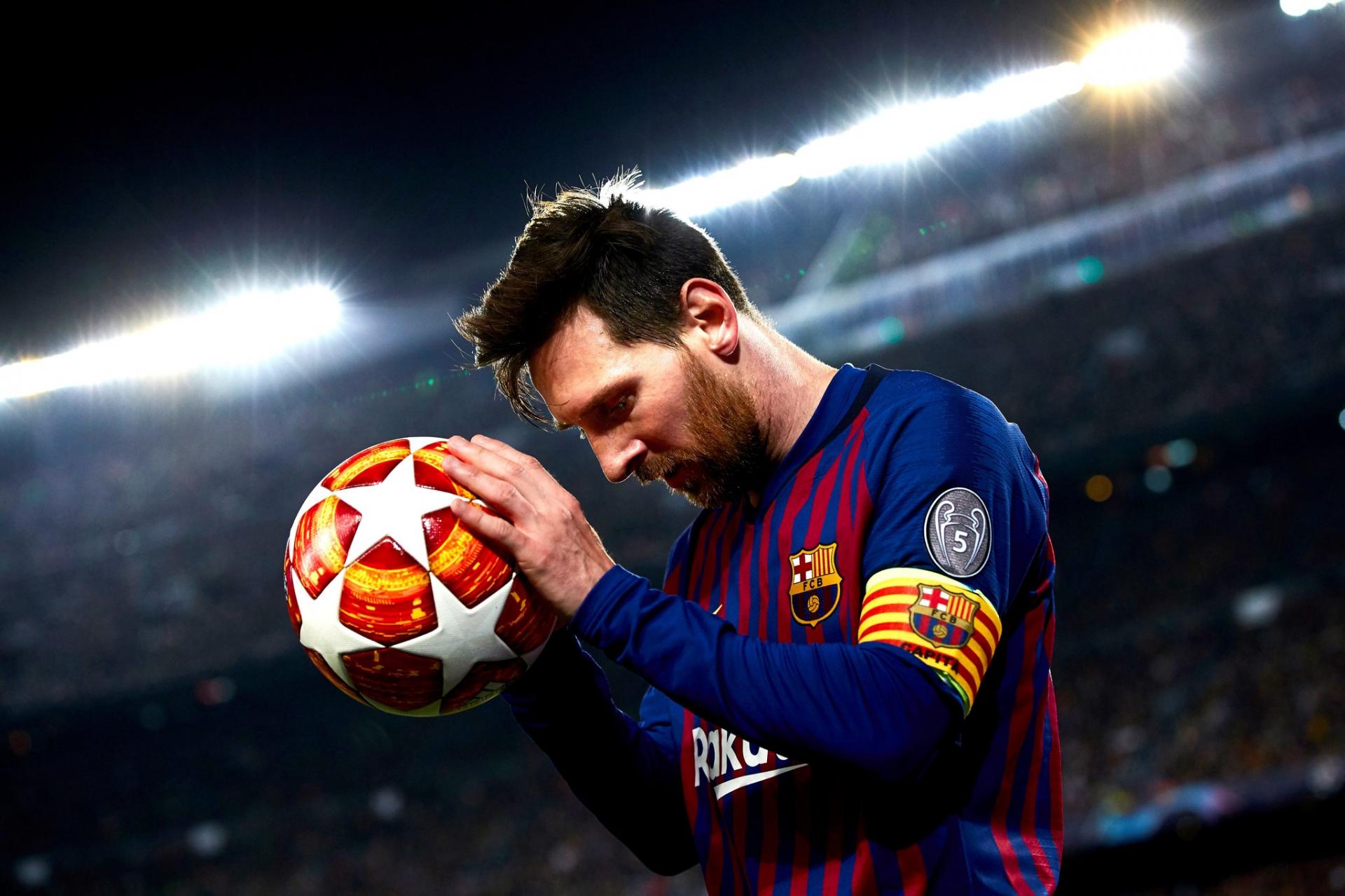 Messi rekor kırdığı maçın kramponlarını kanserli çocuklara bağışladı