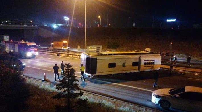 TEM'de Metro Turizm'e ait otobüs devrildi: En az 1 ölü, 17 yaralı
