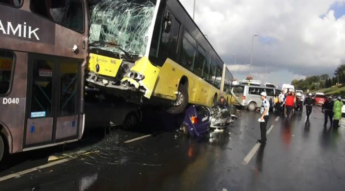Acıbadem'de metrobüs yoldan çıktı: 11 yaralı