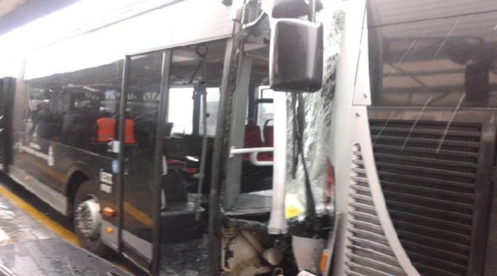 Metrobüsler çarpıştı, yaralılar var