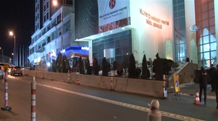 MHP Genel Merkezinin önüne beton bariyer çekildi