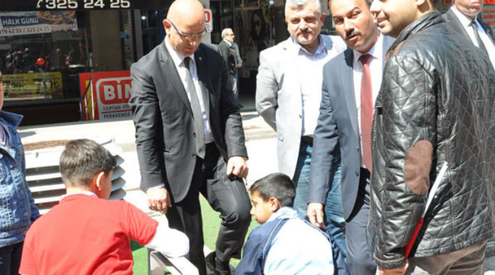 MHP Kocaeli il başkanı 23 Nisan'da çocuğa ayakkabılarını boyattı