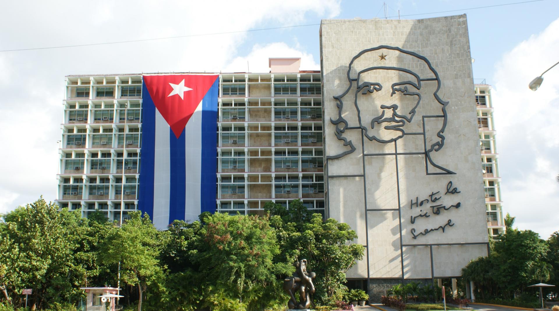 Küba'nın yeni anayasası onaylandı