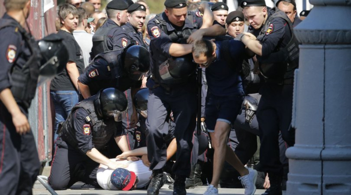 Moskova'da hükümet karşıtı protestoda 1000'den fazla gözaltı