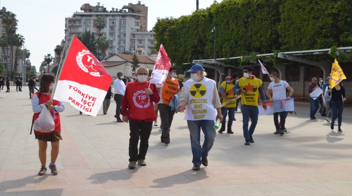 Mersin'de polis 1 Mayıs kutlamasını barikatla ayırdı: Emekçiye değil, sermayeye barikat