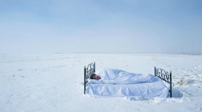 Mülteci sorununu anlatmak için karların ortasında uyudu