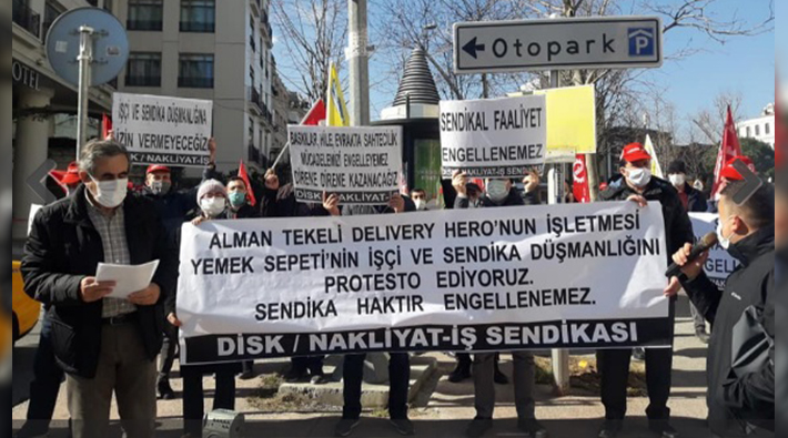 Konsolosluk önünde Yemeksepeti protestosu: 'Sendika düşmanlığından vazgeçin'